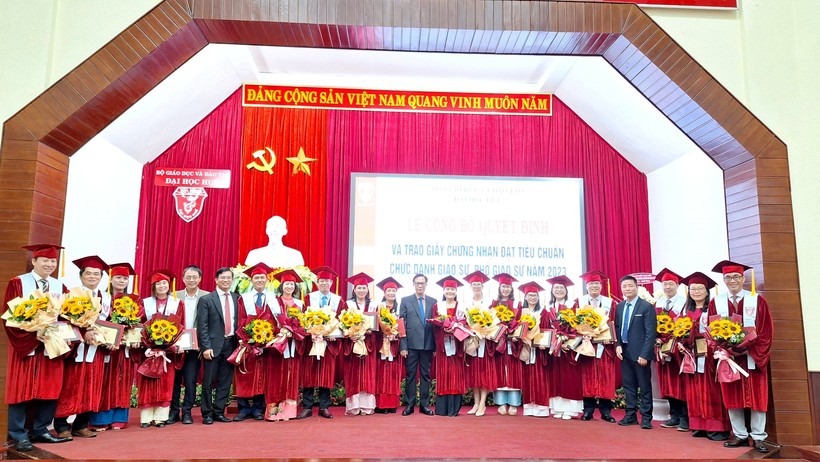 18 tân Giáo sư, Phó Giáo sư của Đại học Huế (tỉnh Thừa Thiên - Huế) được công nhận năm 2023. (Ảnh: Đại Dương)