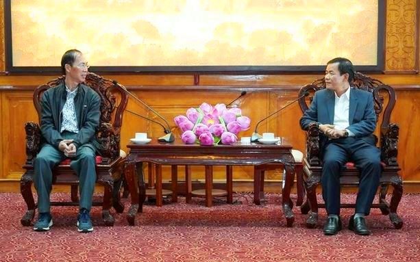 Ông Nguyễn Văn Phương, Chủ tịch UBND tỉnh Thừa Thiên – Huế (phải) gặp mặt và trò chuyện với TS Lê Bá Khánh Trình (trái) - người được mệnh danh là “cậu bé vàng của toán học Việt Nam” những năm đầu thập kỷ 1980. (Ảnh: L.T)