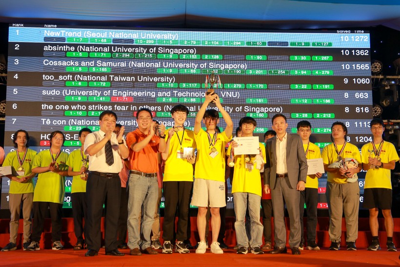Ban tổ chức trao giải cho đội thi Hàn Quốc vô địch kỳ thi lập trình viên quốc tế ICPC khu vực châu Á.