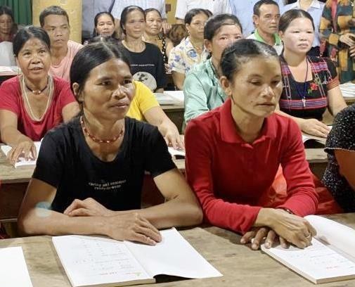 Một lớp học xóa mù chữ cho bà con lớn tuổi tại tỉnh Thừa Thiên - Huế. (Ảnh: T.T)