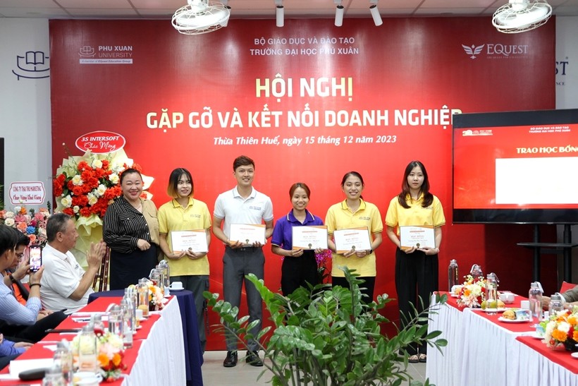 Các sinh viên Trường Đại học Phú Xuân (TP Huế) nhận học bổng khuyến khích học tập từ các doanh nghiệp. (Ảnh: Đại Dương)