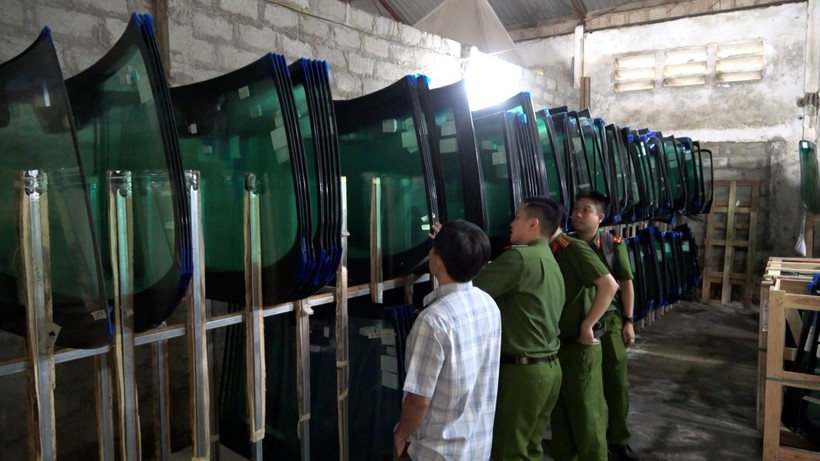 Công an Thừa Thiên - Huế kiểm tra tại kho chứa kính xe ô tô giả. (Ảnh: CACC)