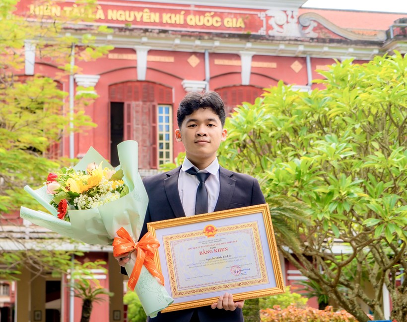 Chủ tịch UBND tỉnh Thừa Thiên - Huế tặng Bằng khen cho Nguyễn Minh Tài Lộc vì có thành tích xuất sắc trong Kỳ thi Olympic Vật lý châu Á.