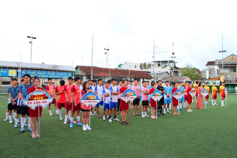 Khởi tranh Giải bóng đá sinh viên Hà Tĩnh mở rộng gây quỹ tặng vé xe về Tết 2024. (Ảnh: Đại Dương)