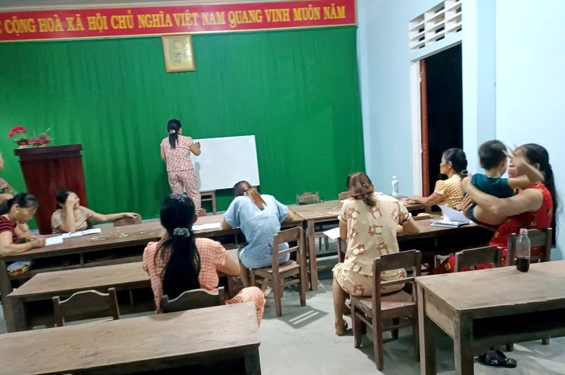 Một lớp xóa mù chữ ở tỉnh Thừa Thiên - Huế hăng say học tập ngày cuối năm. (Ảnh: N.P)