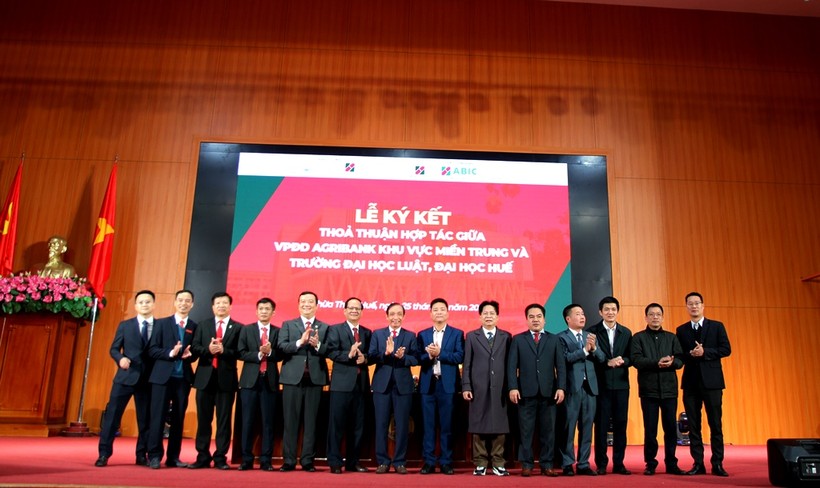 Trường ĐH Luật, ĐH Huế ký kết thỏa thuận hợp tác với Ngân hàng Nông nghiệp & Phát triển Nông thôn Việt Nam (Agribank). (Ảnh: Đại Dương)