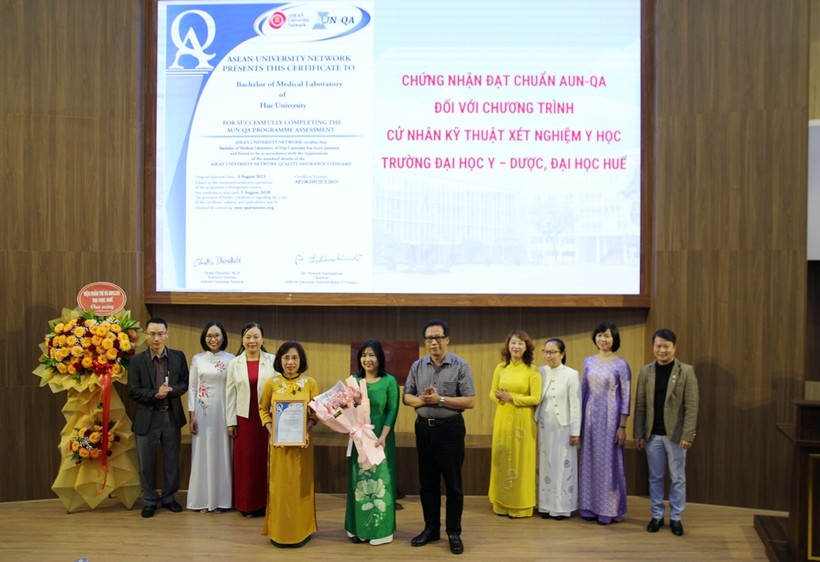 PGS.TS Lê Anh Phương, Giám đốc ĐH Huế (hàng đầu, bên phải) trao chứng nhận đạt chuẩn Hiệp hội các Trường Đại học Đông Nam Á cho Chương trình Cử nhân Kỹ thuật xét nghiệm Y học, Trường ĐH Y - Dược, ĐH Huế. (Ảnh: Đại Dương)