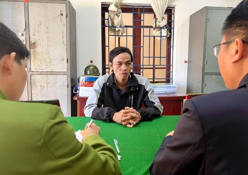 Công an thị xã Hương Trà lấy lời khai với Nguyễn Hoài Châu - người vừa ra tù về tội "Giết người" đã cứa cổ cha ruột. (Ảnh: CACC)