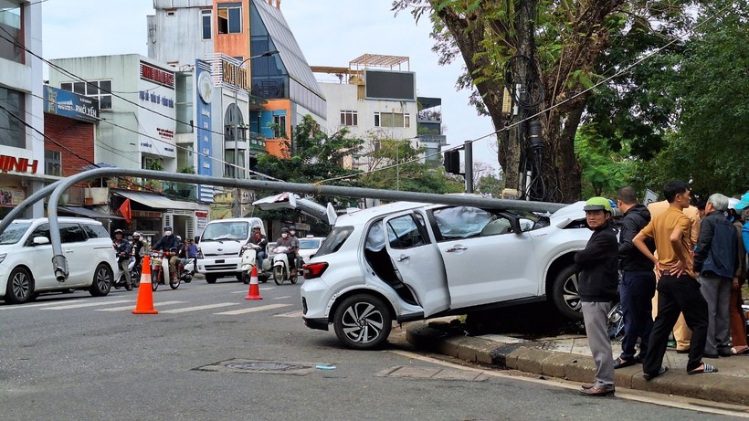 Hiện trường vụ tai nạn liên hoàn do xe ô tô "điên" gây ra. (Ảnh: Đại Dương)