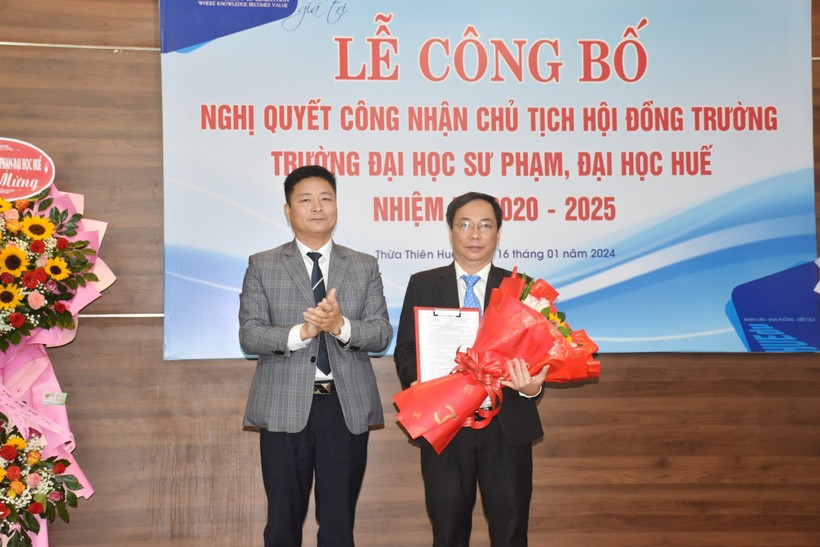 GS.TS Dương Tuấn Quang (phải) nhận Nghị quyết công nhận giữ chức Chủ tịch Hội đồng trường Trường ĐH Sư phạm, ĐH Huế nhiệm kỳ 2020-2025. (Ảnh: M.L)