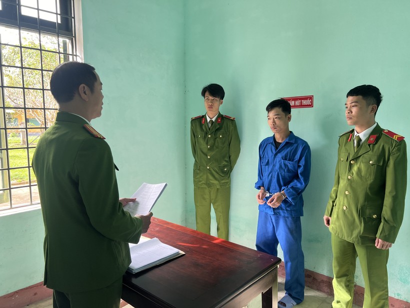 Công an đọc lệnh khởi tố, bắt tạm giam Nguyễn Tấn Sang về hành vi "Giết người". (Ảnh: CACC)
