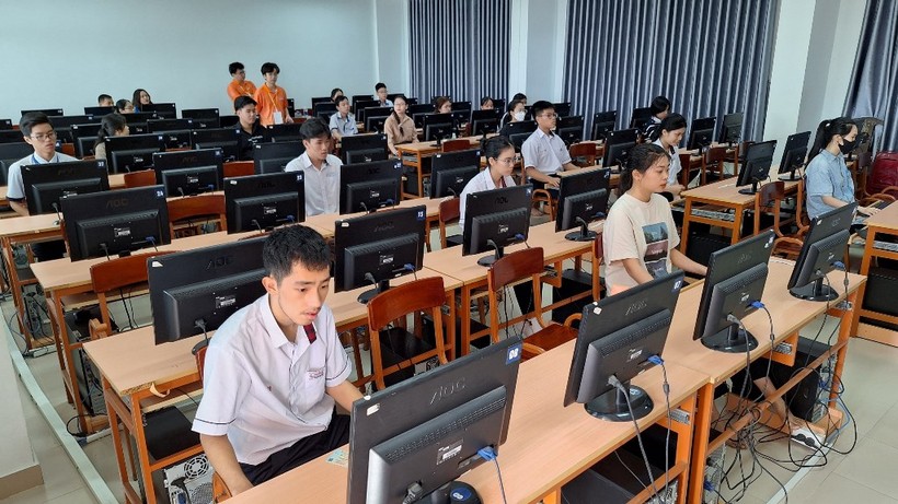 Gần 100 thí sinh dự thi Tin học Văn phòng tỉnh Thừa Thiên Huế. (Ảnh: Đại Dương)