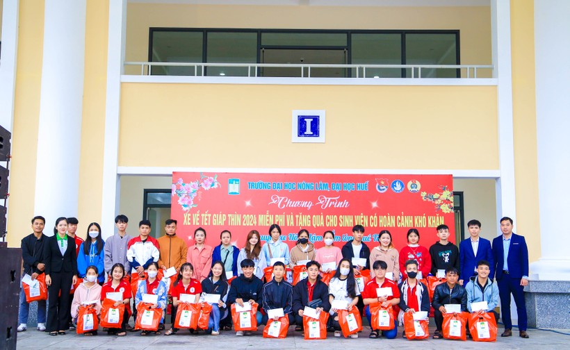 Tặng quà, hỗ trợ vé xe về quê ăn Tết cho gần 650 SV Trường ĐH Nông lâm, ĐH Huế.