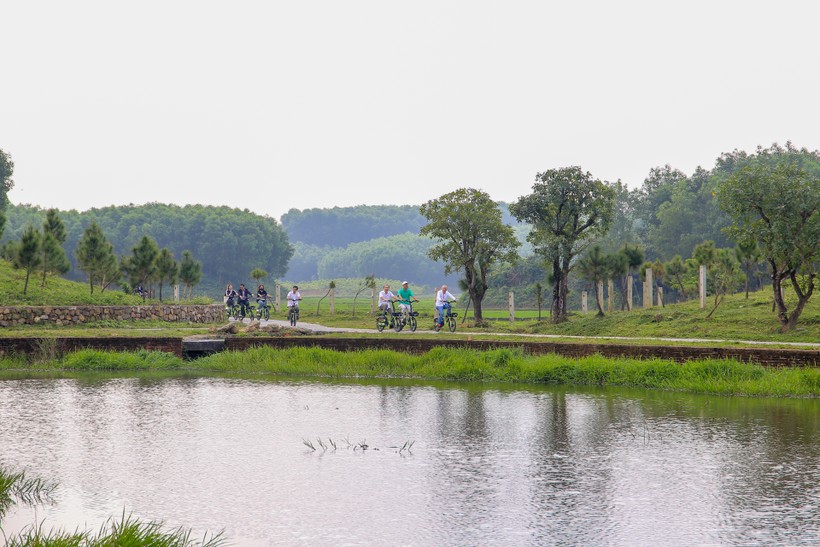 Đại biểu cùng du khách đạp xe đạp thường và xe đạp công nghệ tại khu vực lăng vua Gia Long.