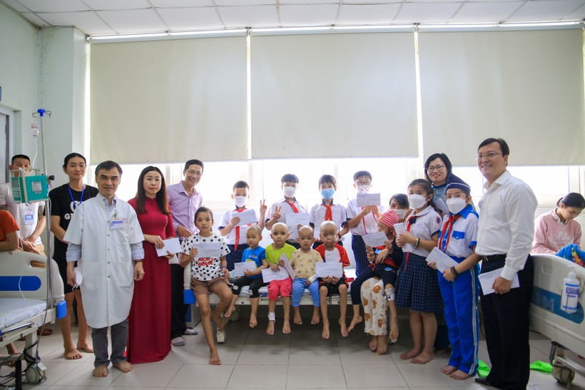 Ý nghĩa hoạt động thăm, tặng quà cho 100 học sinh bị bệnh hiểm nghèo tại Huế. (Ảnh: Hoàng Hải)