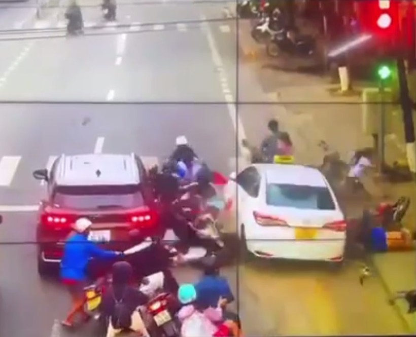 Khoảnh khắc taxi "điên" húc nhiều xe máy ở cột đèn đỏ giao lộ An Dương Vương - Hồ Đắc Di, TP Huế. (Ảnh: cắt từ clip Hue-S)