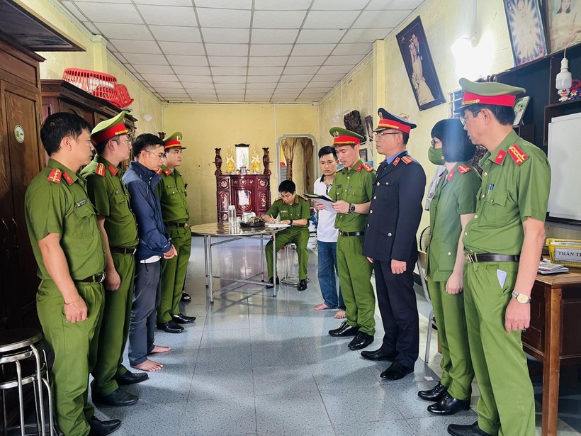 Công an tỉnh Thừa Thiên Huế ra quyết định khởi tố vụ án, bắt tạm giam 5 người và cấm đi khỏi nơi cư trú 1 người trong vụ làm giả kính xe ô tô các hãng nổi tiếng. (Ảnh: CACC)