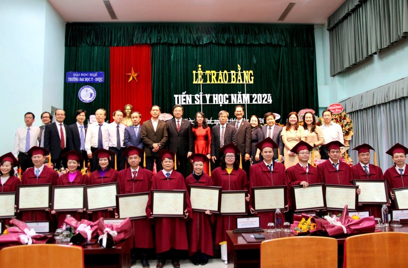 Trường ĐH Y - Dược, ĐH Huế (tỉnh Thừa Thiên Huế) trao bằng Tiến sĩ Y học cho các nghiên cứu sinh. (Ảnh: Đại Dương)