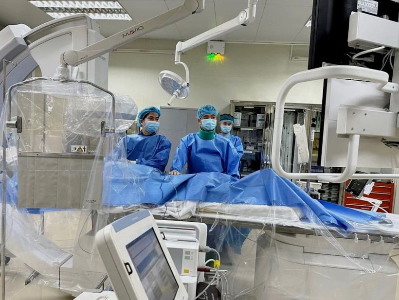 Hệ thống DSA hiện đại theo công nghệ Châu Âu được Bệnh viện sử dụng từ tháng 11/2023. Trong ảnh là máy DSA đặt máy tạo nhịp tim 2 buồng được y bác sĩ bệnh viện cứu bệnh nhân.