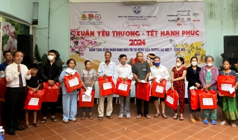 PGS.TS Nguyễn Khoa Hùng, Giám đốc Bệnh viện Trường Đại học Y - Dược Huế (ngoài cùng bên trái) trao quà Tết cho bệnh nhân trong chương trình Xuân yêu thương 2024. (Ảnh: T.N)