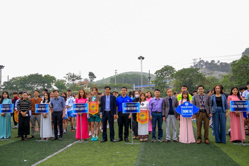 Hơn 350 sinh viên tham gia giải bóng đá truyền thống Trường ĐH Sư phạm, ĐH Huế.