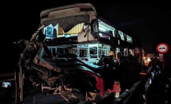 Hiện trường vụ tai nạn giao thông nghiêm trọng trên cao tốc Cam Lộ - La Sơn. (Ảnh: Q.T)