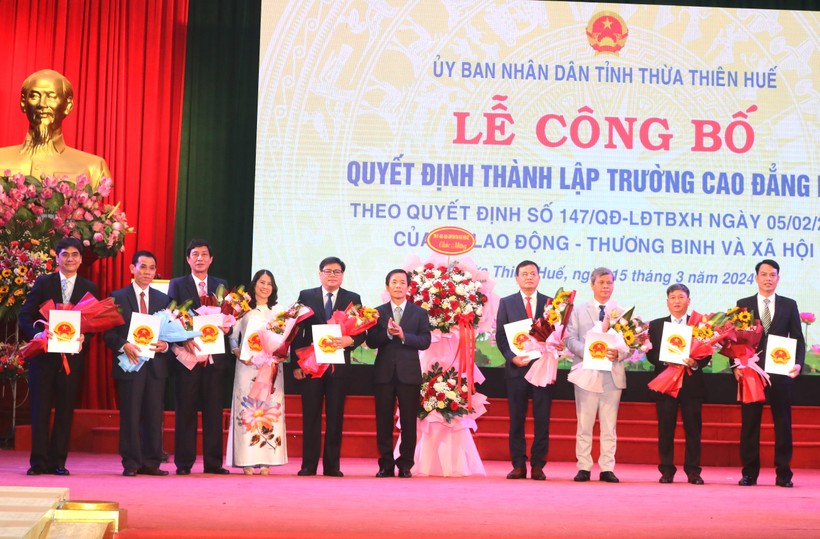 Ông Nguyễn Văn Phương, Chủ tịch UBND tỉnh Thừa Thiên Huế (giữa) chúc mừng Ban Giám hiệu Trường gồm ông Hoàng Bảo Hùng, Hiệu trưởng (thứ 5 từ trái qua) và 8 Phó Hiệu trưởng.