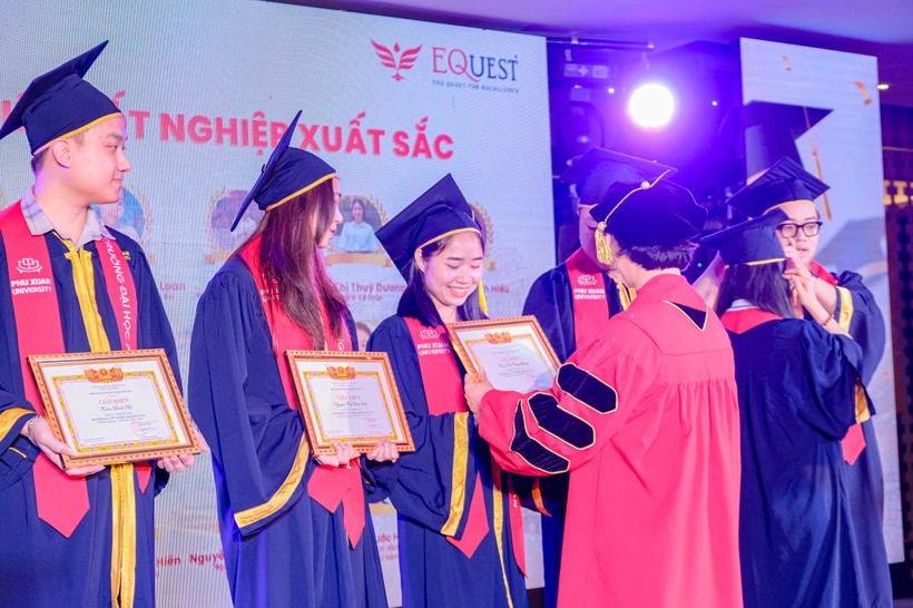 Trao bằng tốt nghiệp cho sinh viên Trường Đại học Phú Xuân. (Ảnh: Hoài Nam)