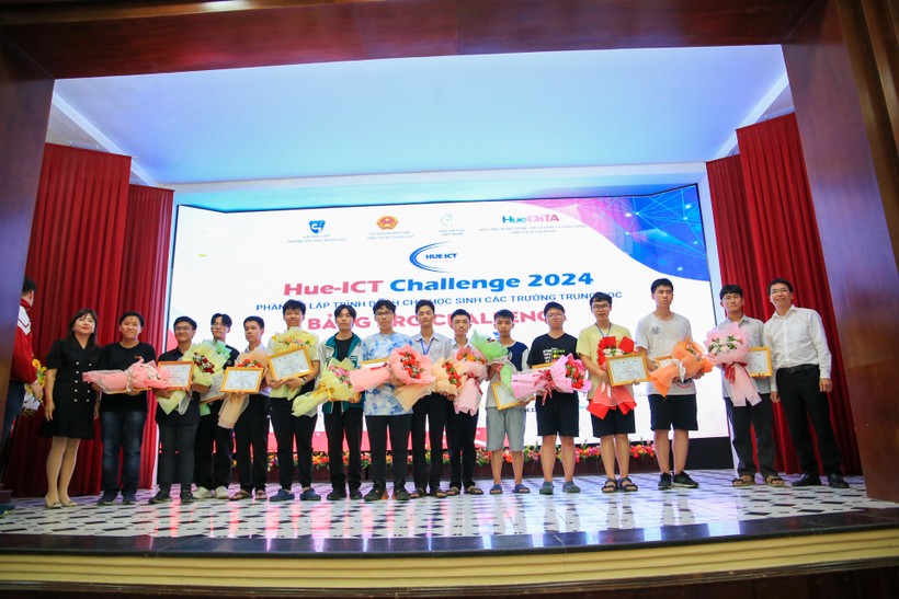 Đại diện Ban tổ chức trao giải Ba (trái) và giải Nhì (phải) cho các thí sinh bảng Bảng Pro Challenge.