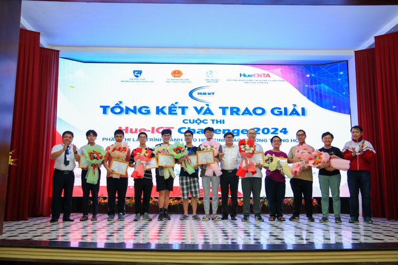 Ban tổ chức trao giải Vô địch và giải Nhất của bảng Pro Challenge cho các thí sinh.