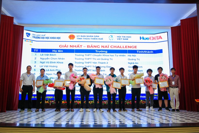 Ban tổ chức trao giải Nhất bảng Naï Challenge cho các thí sinh.