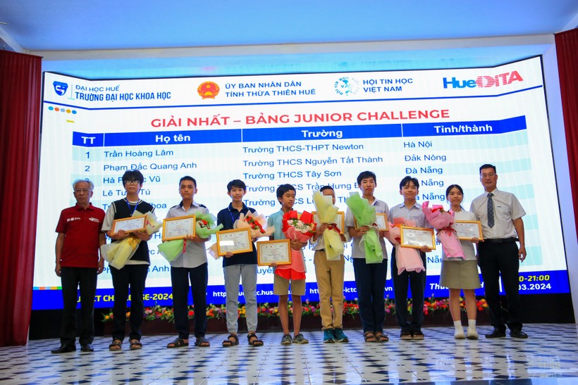 Ban tổ chức trao giải Nhất cho các thí sinh bảng Junior Challenge.