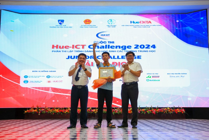 Ban tổ chức trao giải Vô địch bảng Junior Challenge cho thí sinh Đặng Huy Hậu - Trường THCS Tân Hội (tỉnh Lâm Đồng).