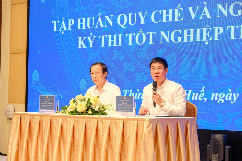 Ông Huỳnh Văn Chương (phải) - Cục trưởng Cục Quản lý chất lượng (Bộ GD&ĐT) trả lời ý kiến, giải đáp thắc mắc của các đại biểu tại Hội nghị.