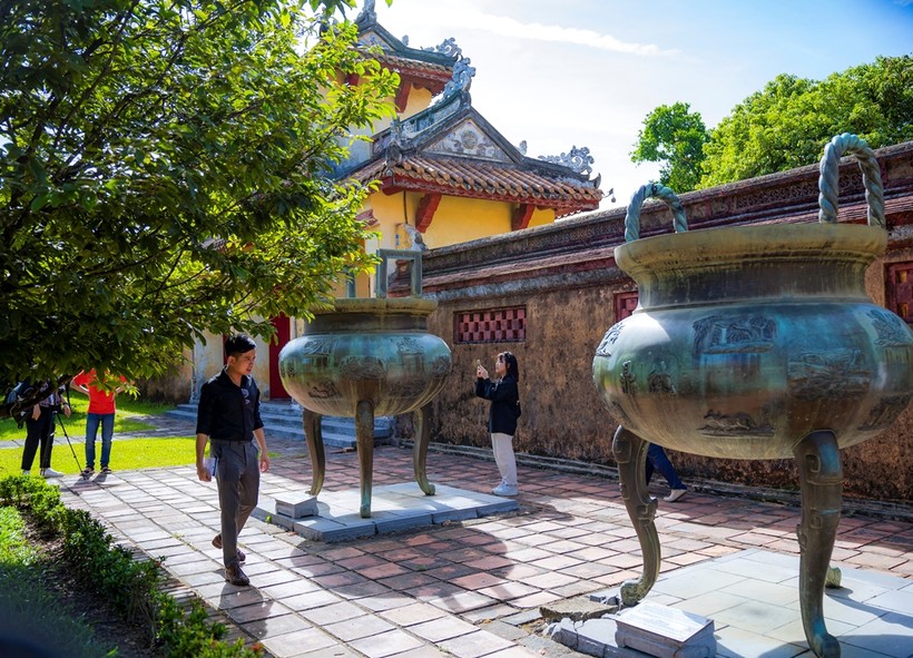 Du khách đến Huế, khi tham quan Hoàng cung Huế đều hay ghé Cửu đỉnh để hiểu hơn lịch sử của quốc gia.
