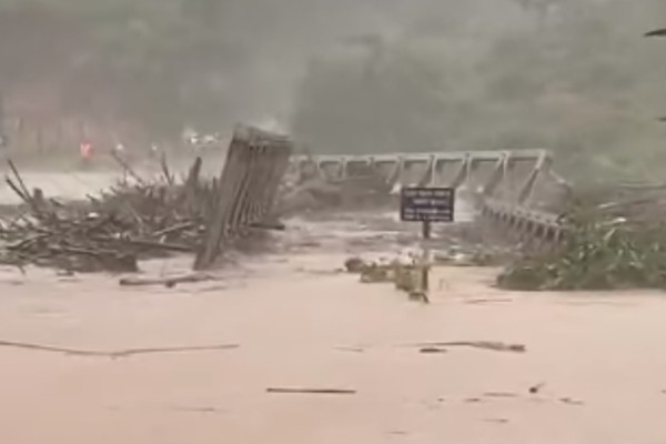Hãi hùng cảnh mưa lũ cuốn trôi cầu, cô lập 1.500 hộ dân do ảnh hưởng bão số 9