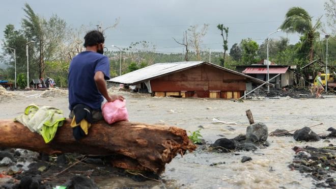 Tỉnh Albay sau khi bão Goni đổ bộ. Ảnh: Reuter