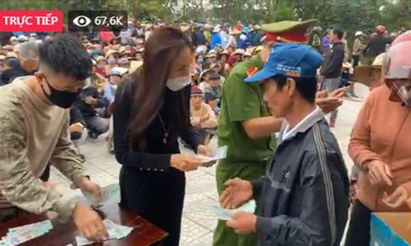 Thủy Tiên trao quà ở xã Hải Phong. Ảnh cắt từ màn hình FBNV.
