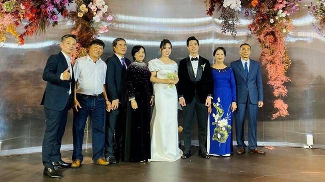 Ảnh chụp bố mẹ hai bên gia đình Công Phượng và Viên Minh trong đám cưới tối qua.