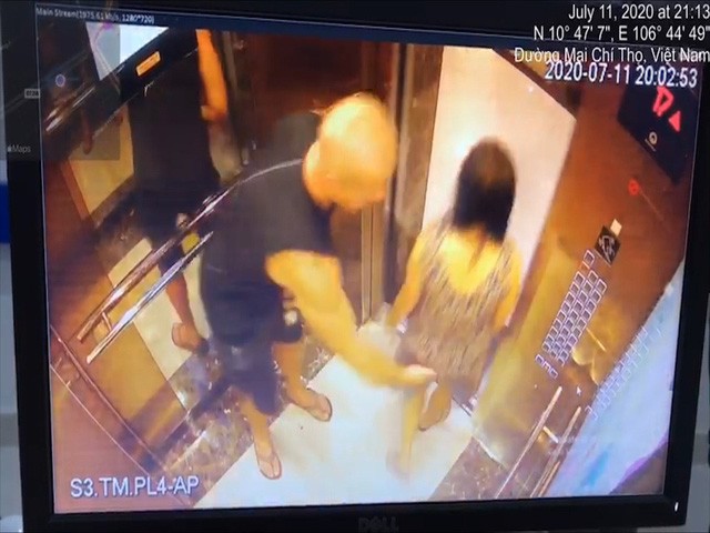 Video: Người đàn ông nước ngoài vỗ mông phụ nữ trong thang máy ở TPHCM