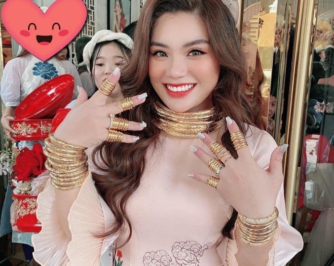 Dân mạng "hoa mắt" trước cô dâu đeo vàng kín người ở Sài Gòn