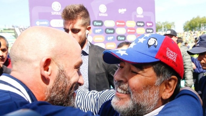 “Phó tướng” Mendez (trái) và cố huyền thoại Maradona.