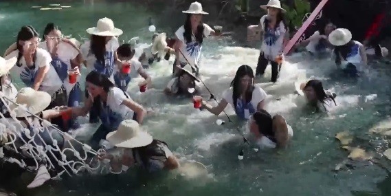 30 thí sinh hoa hậu Thái Lan bị ngã do sập cầu khi đang chụp ảnh