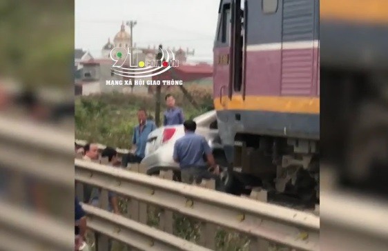 Video: Ô tô bị tàu hỏa đâm trực diện khi cố ý vượt đường ray