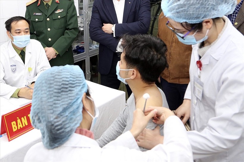 Một trong 3 tình nguyện viên tiêm thử vắc xin Covid-19 đầu tiên tại Việt Nam vào sáng 17/12. Ảnh: Hải Nguyễn