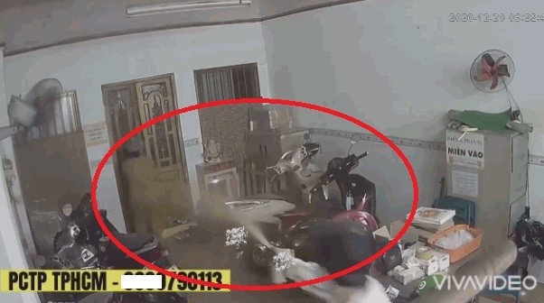 Video: Nam thanh niên xông vào nhà dân, xịt hơi cay tới tấp tấn công cụ bà