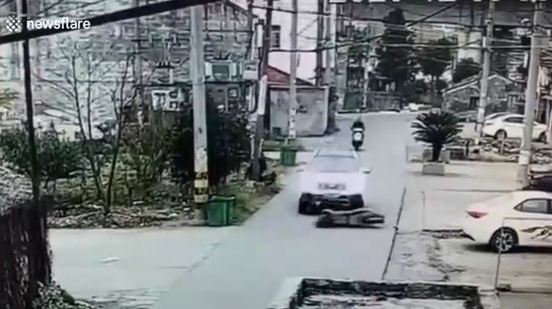 Video: Nam thanh niên tạt đầu ô tô bị cuốn vào gầm xe thoát chết thần kỳ