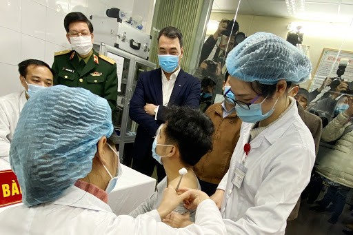 Một trong ba người tiêm thử vắc xin COVID-19 của Việt Nam hôm 17/12. Ảnh: chinhphu.vn