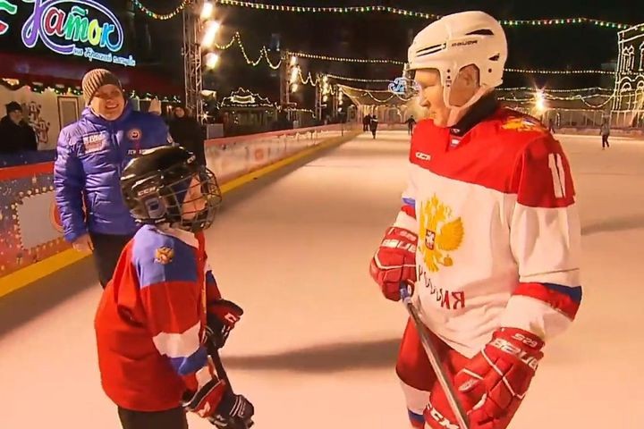 Video: Cậu bé 9 tuổi được chơi khúc côn cầu cùng Tổng thống Putin dịp Noel