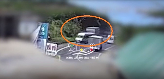 Video: Khoảnh khắc xe tải mất lái tông xe khách 16 chỗ rồi lật ngang đường